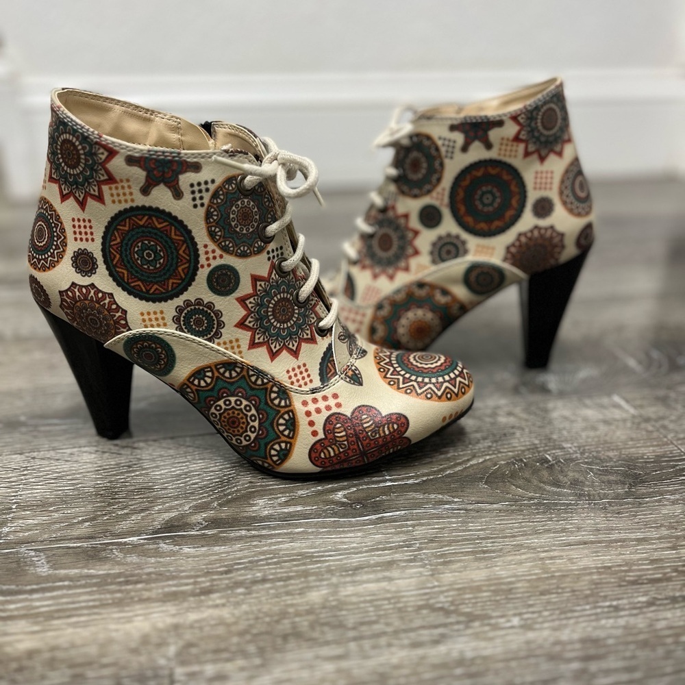 NWOB Goby lace up ankle boots size 7.5
